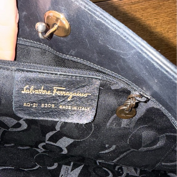 Stunning Salvatore Ferragamo Leather Shoulder Bag - Picture 8 of 13